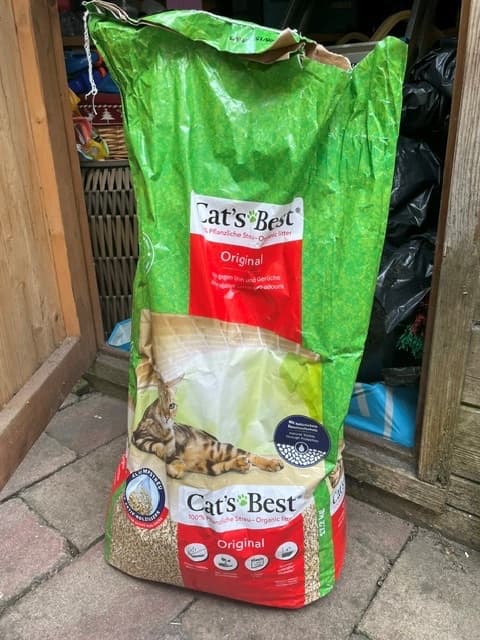 Zak kattenbakvulling in het tuinhuisje